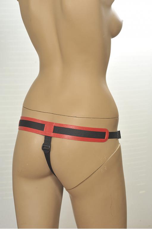 картинка Красно-черные трусики с плугом Kanikule Strap-on Harness Anatomic Thong от магазина Без Проблем