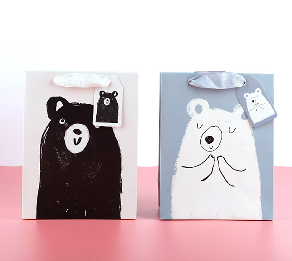 картинка Подарочный пакет «Drawn by a bear» маленький от магазина Без Проблем